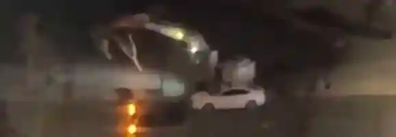 紧急突发 12.14 郑州金达路地铁口有人报复社会 驾驶挖掘机在路口不停旋转并破坏周围人和车辆 被当场击毙