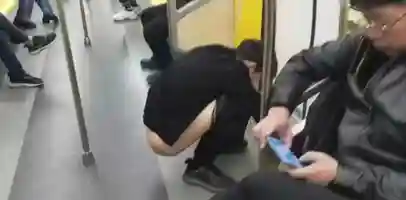 一小伙在青岛地铁上拉屎爆红网络