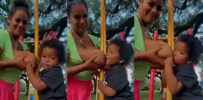 非洲黑人宝妈举着巨乳给孩子喂奶 还不忘拍视频给网友看 这孩子打小就不会挨饿
