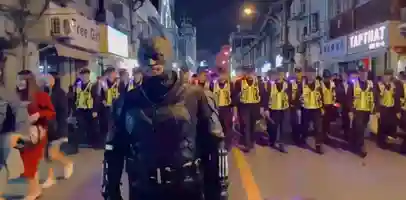 蝙蝠侠都是孤独的 上海 万圣节 活动 街头出现赤膊“蝙蝠侠” 帅不过三秒 最后被带走了