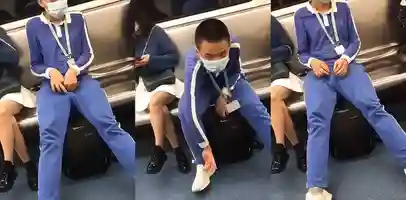 学生小伙在地铁上坐在短裙美女的旁边玩自己的鸡鸡 玩着玩着还玩硬了 真是年少有为呐