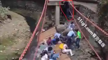 墨西哥一座重新开放的吊桥倒塌 多人受伤 包括库埃纳瓦卡市长和他的妻子
