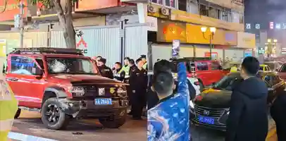 重庆解放碑 一辆云A牌照的红色坦克300暴力冲警 连撞数车后被警民合力制服