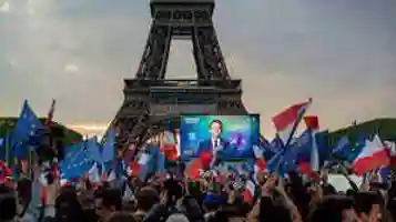 巴黎铁塔下的那些俄乌战争抗议者