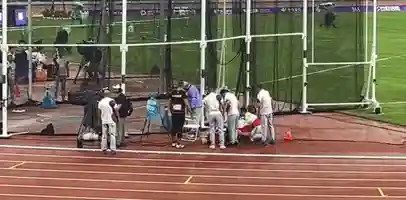 杭州亚运会上 男子链球赛场 卡塔尔选手投掷链球失误 击中裁判