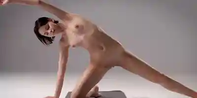 极品少女人体模特全裸练习瑜伽 4K高清带你领略每一寸诱人的身体 是个白虎萝莉嫩逼
