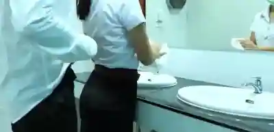 下班时间和女白领在公司厕所里偷偷来一发 射在她脸上