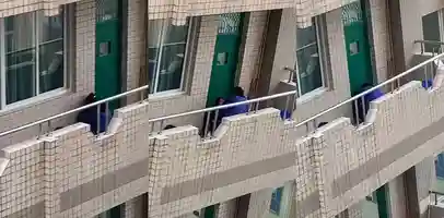 四川广元核工业职业技术学院 小情侣在教室外的走廊上啪啪 遭同学偷拍疯传