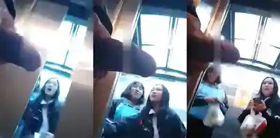 变态佬追着两个女学生在后面打飞机 女生报警后他还跟到电梯前 女生被吓得手机都掉到在了地上