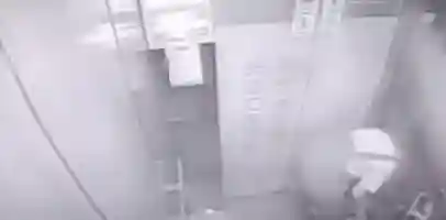 监控拍下 重庆一女子电梯内产子后 将婴儿扔进垃圾桶后若无其事的离开现场