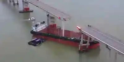广州市南沙区万顷沙镇 沥心沙大桥被船只撞击导致桥体断裂 落入集装箱船中 伤亡情况正在核实