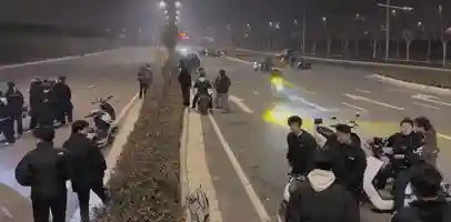 郑州奥体 大批鬼火少年硬刚巡逻交警 直接在警车前面开秀 最后毫无意外集体被抓