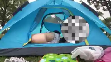 公园帐篷啪啪啪 最后爬出帐篷
