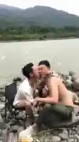 河边两位帅哥激情热吻做爱
