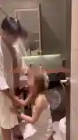 绿帽奴视角：看老婆在浴室里被调教、后入骚穴猛操