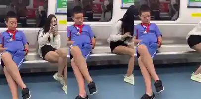 年少有为 小学生在地铁上对着旁边的小姐姐打手冲 小姐姐被吓得连忙跑开