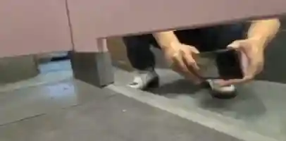 哪位瓜友翻车了？温州一位女子在公共厕所内遭遇了偷拍变态色狼 已经拍下了男子的清晰照片