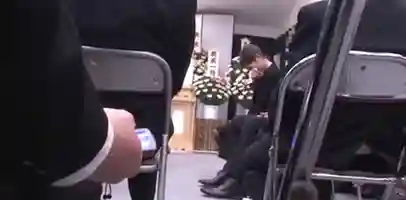 日本经典AV 葬礼上跳蛋调教黑丝熟女遗孀 身体不受控制疯狂洩潮