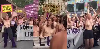 法国女性裸体游行 叫嚣着我的身体和阴户我做主的口号 几千女性坦胸漏乳公开游行 这活动多搞点我们爱看