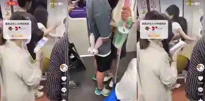 上海地铁11号线 摸奶门 小情侣地铁忘情摸奶被偷拍