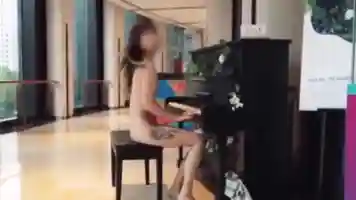 艺术中心全裸钢琴演奏 淫水流了一地
