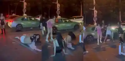 三位女装大佬打架 为争一辆出租车 惊呆了一群吃瓜群众