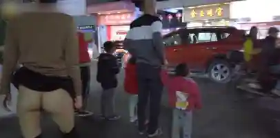 露出狂人 北京少妇 Fullfive 在夜晚热闹的步行街无内露出骚穴 惹的路人不禁回头看