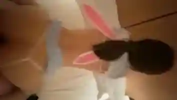 在酒店抓着女朋友的兔子耳朵就是一顿猛干