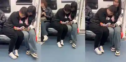 杭州地铁2号线 一对带眼镜的小情侣旁若无人的当众摸奶